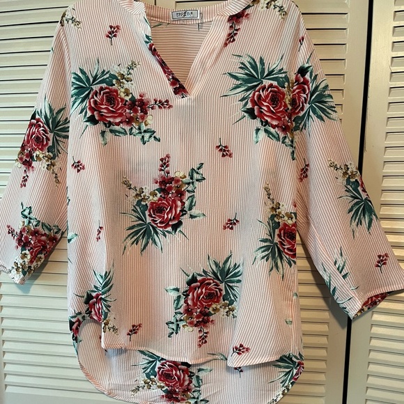 Profile Apparel NWOT Ladies Size Large Floral 3/4 Sleeve V-Neck Hi-Lo Top. - Picture 10 of 12